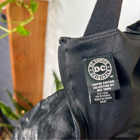 DC Comics x Hot topic Batman formal dress - Picture 8 of 8